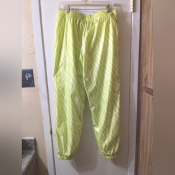Nike Loose Fit Icon Clash Jogger Pants Yellow/ Tiger Stripe Size Large - Picture 2 of 3